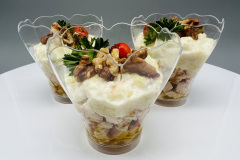 Vieno kąsnio užkandis su vištiena indelyje